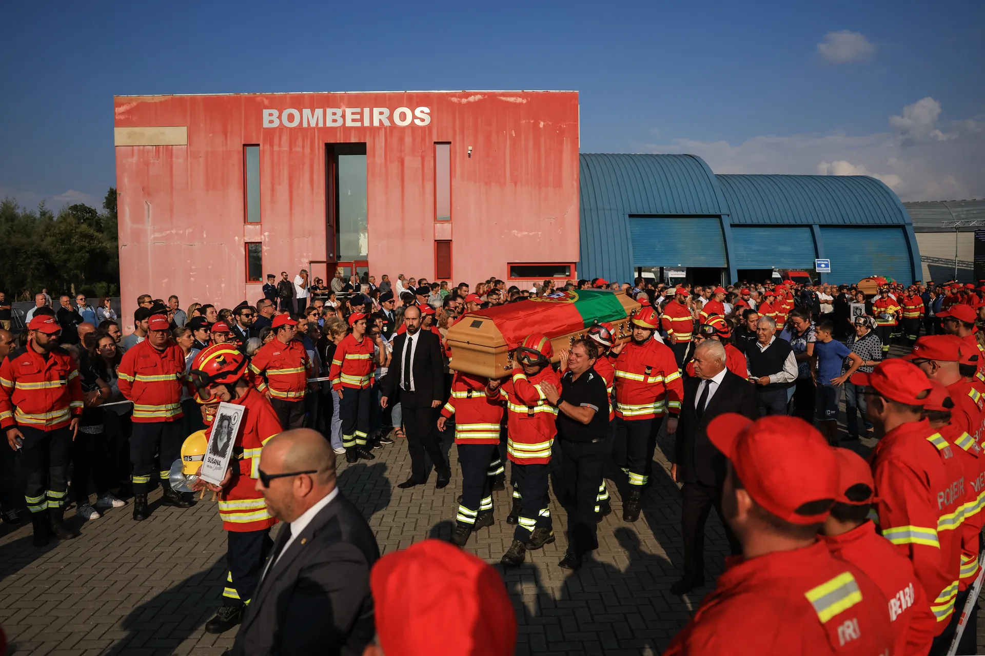 Funeral dos bombeiros de vila nova de oliveirinha