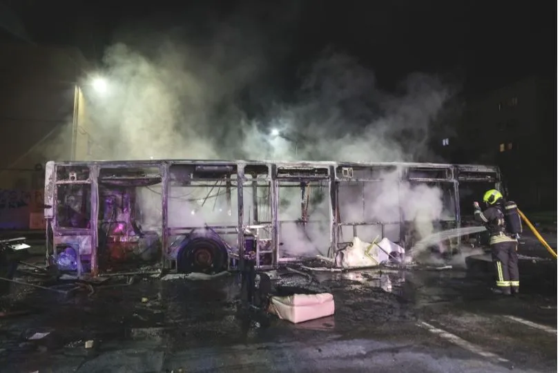 Autocarro Incendiado No Bairro Do Zambujal Na Amadora