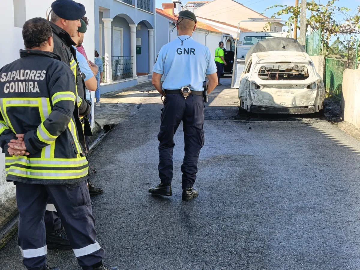 Carro incendiado e vandalizado Ameal