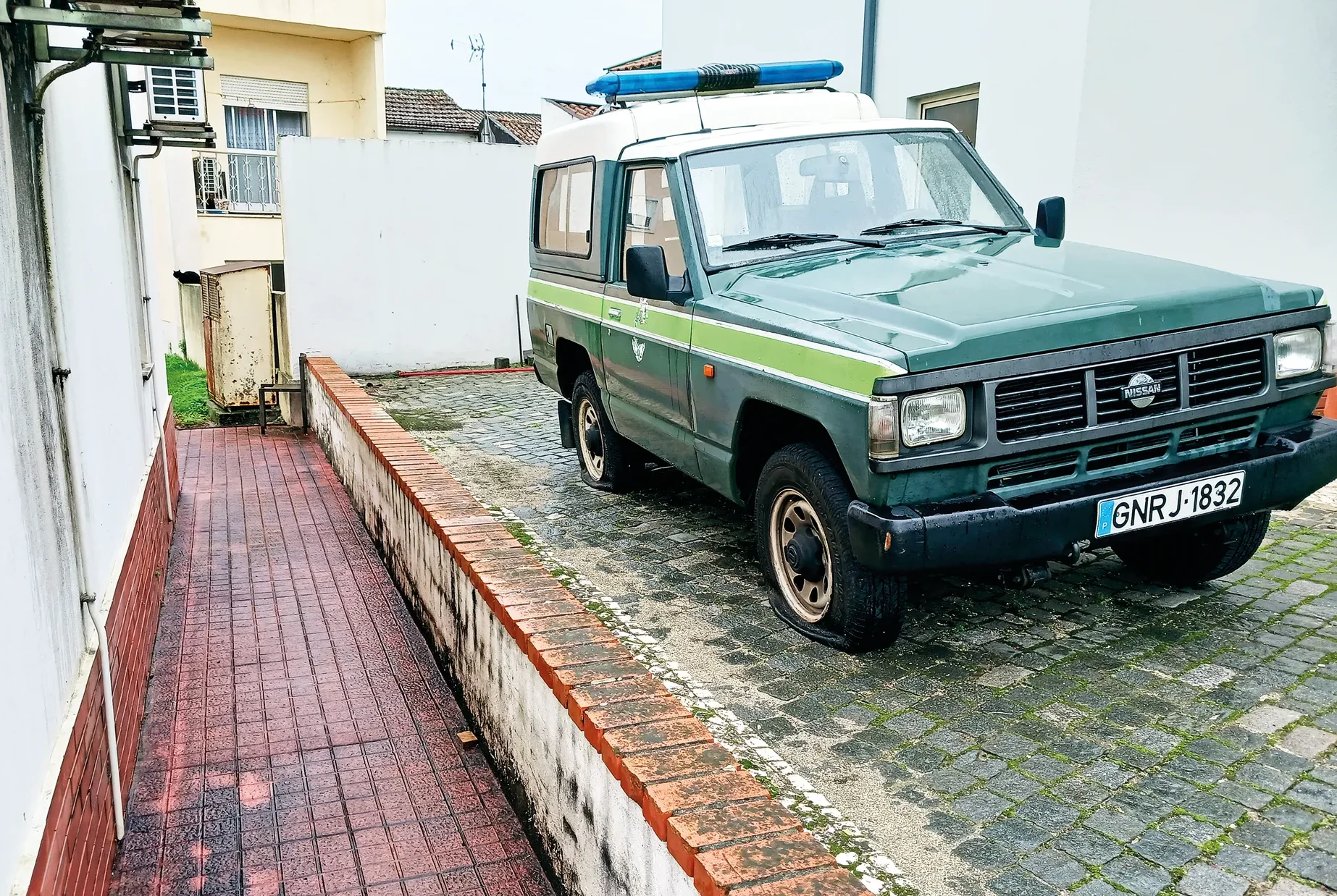 Carro da GNR de Taveiro vandalizado