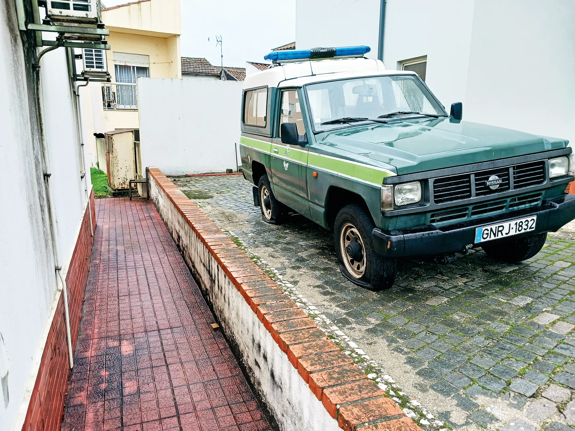 Carro da GNR de Taveiro vandalizado