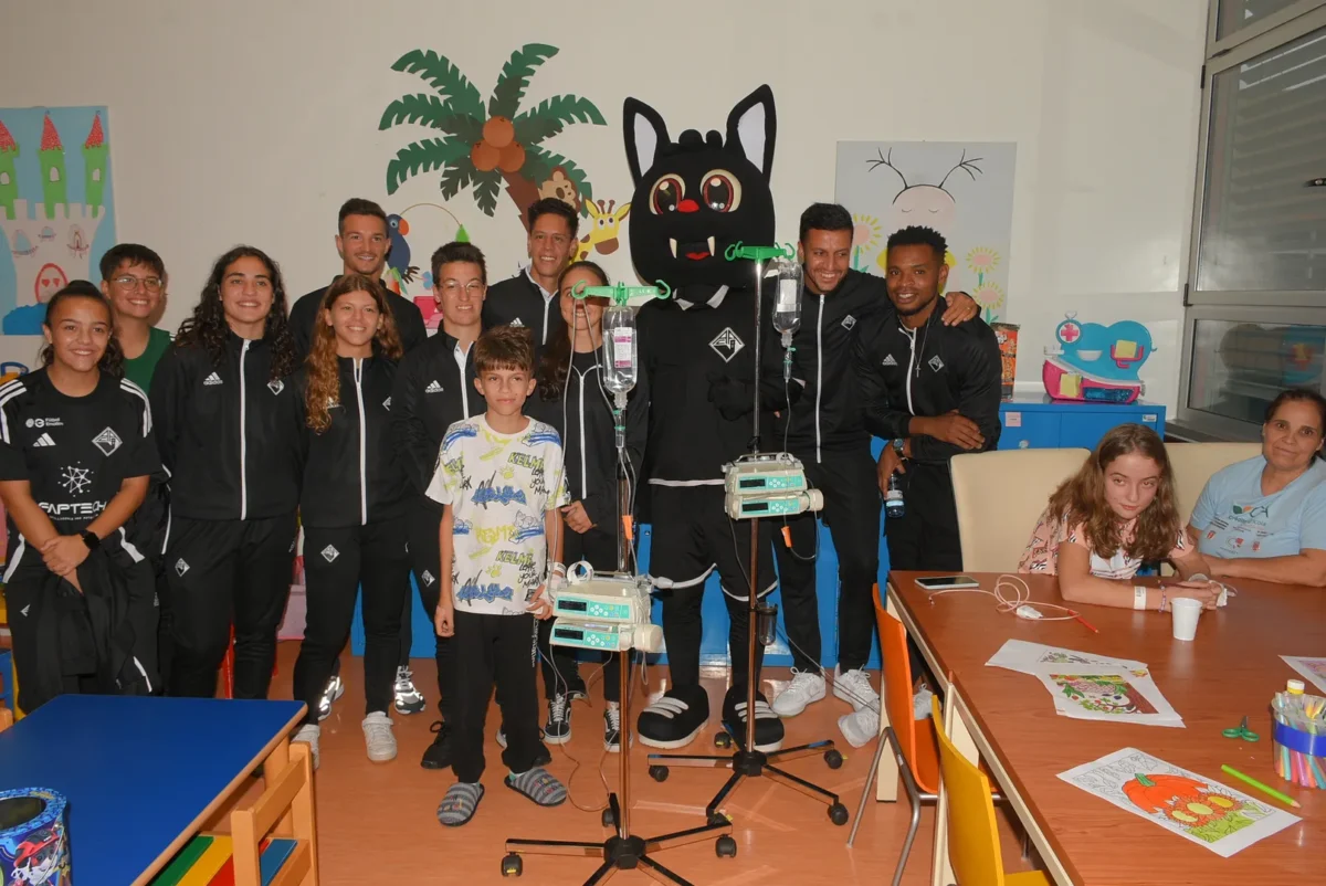 Tomás e Rita (aniversariante) com os jogadores