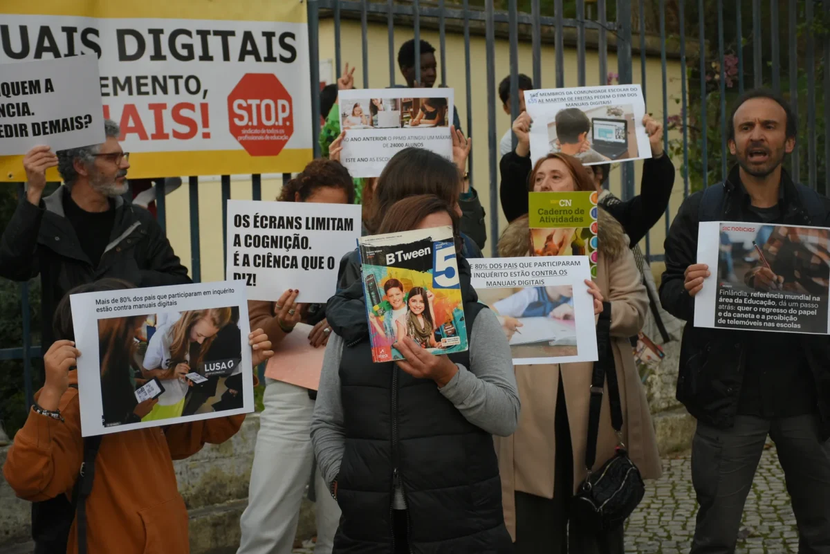 Manifestação Contra Manuais Digitais