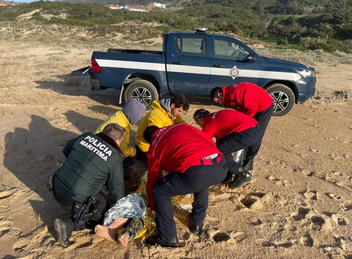 Auxiliada Mulher Na Praia Do Salgado Na Nazare