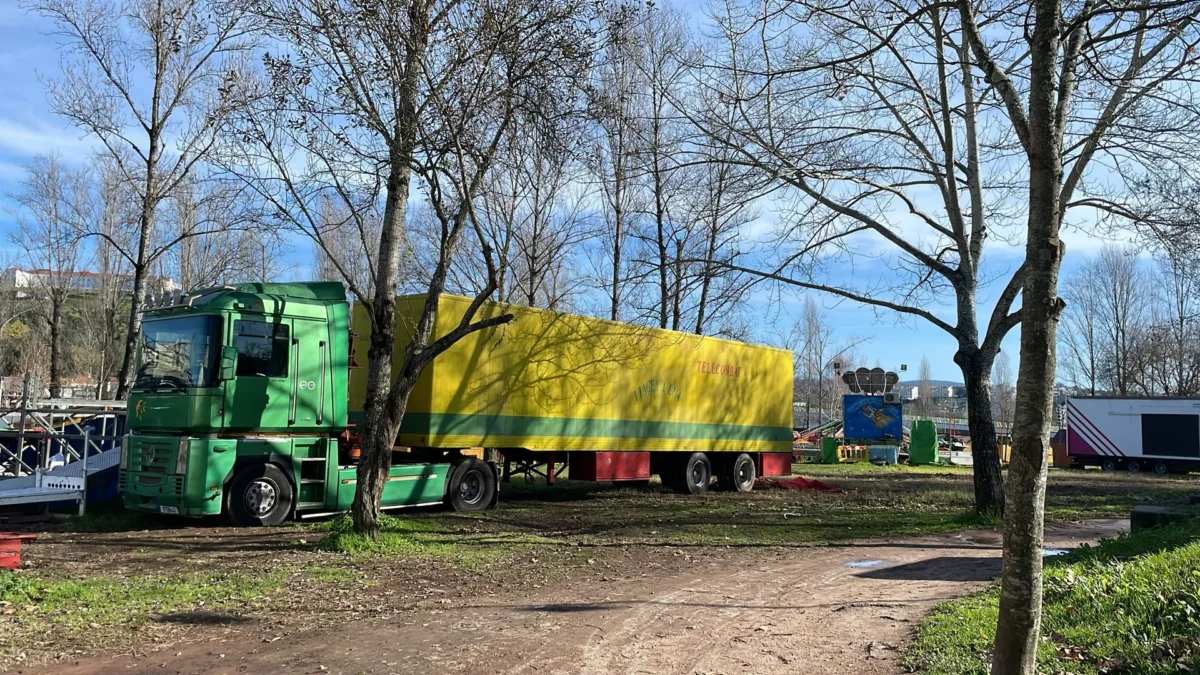 Camião ficou atolado no terreno do Choupalinho quando tentou retirar equipamentos nos últimos dias(fotos DR)