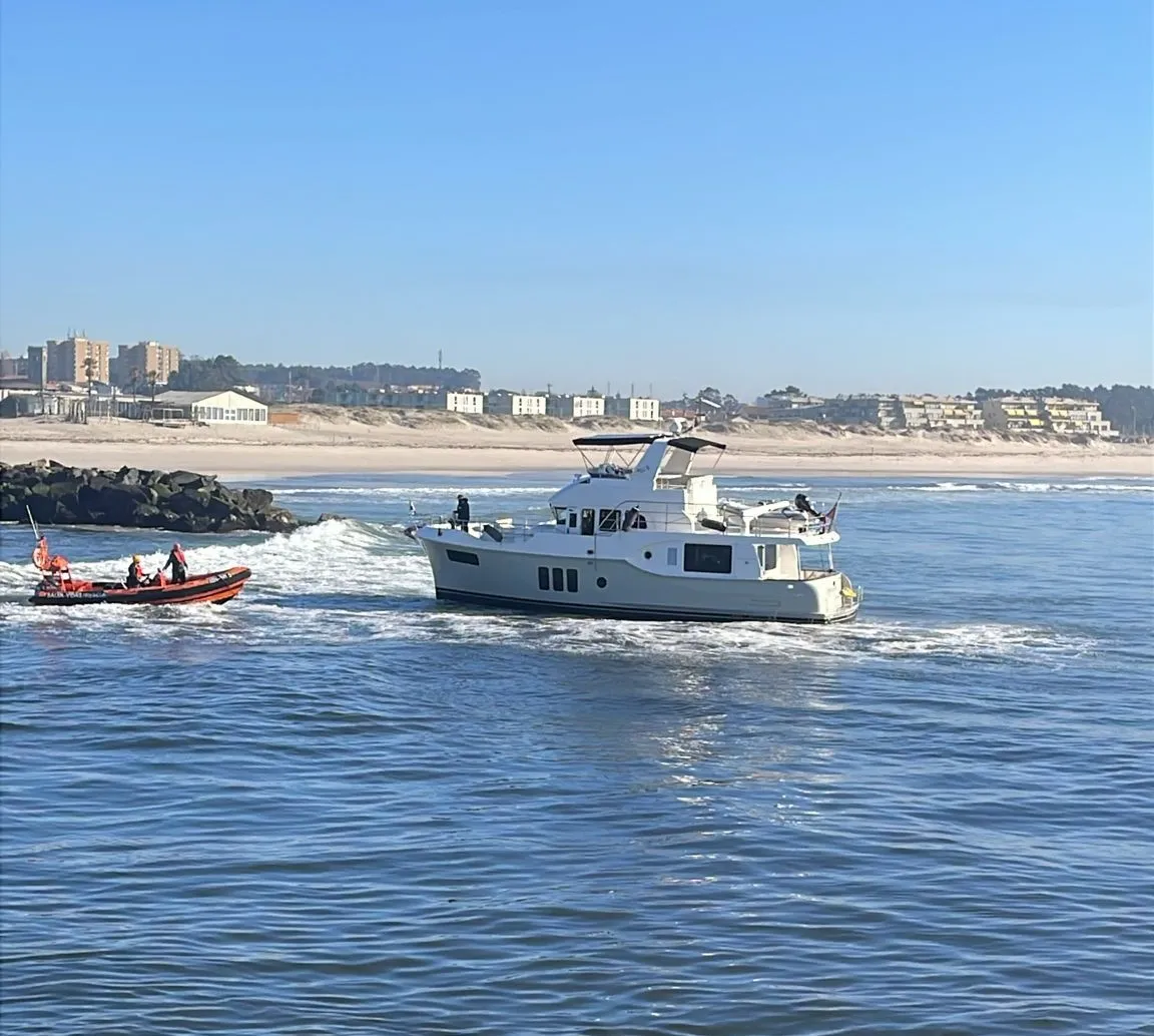 Estação Salva Vidas Auxilia Dois Tripulantes De Embarcação Encalhada Em Vila Do Conde