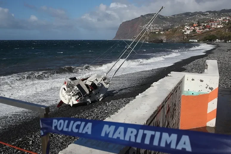 Veleiro De Navegador Encalhado